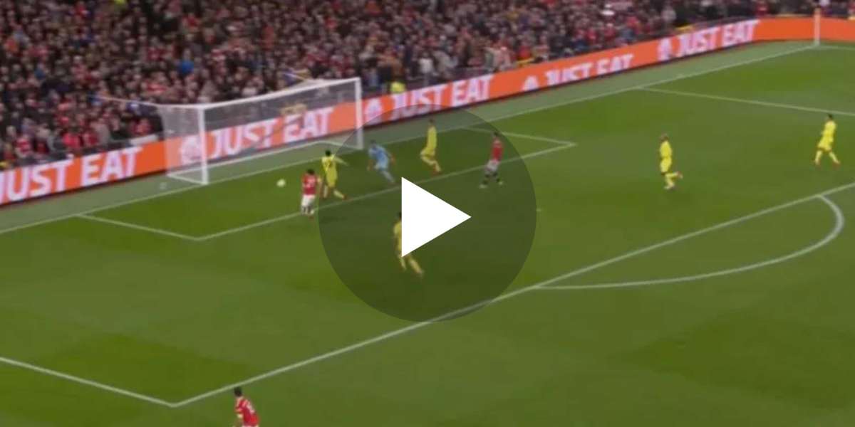 Video: Edinson Cavani misses a huge opportunity to win it for Man United 2-1