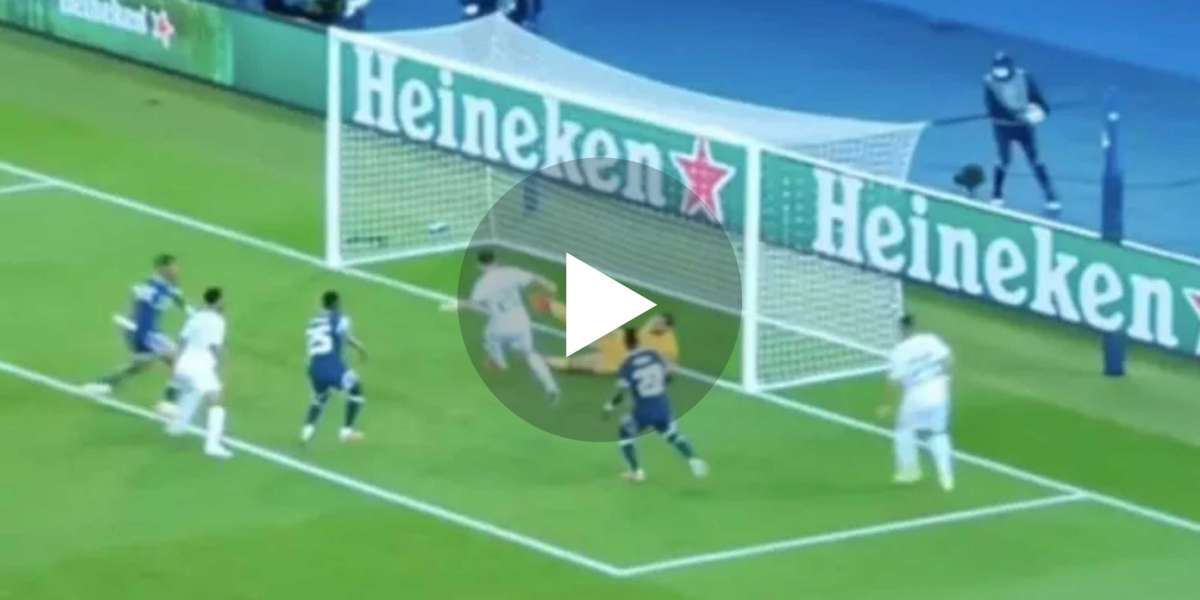 VIDEO: GOOOALLL Astonishing scenes as double goal line scramble sees Man City miss sitter vs. PSG