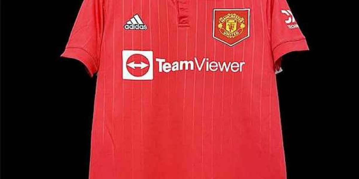 Fans laud'really great touch' of next season's Man Utd throwback uniform.