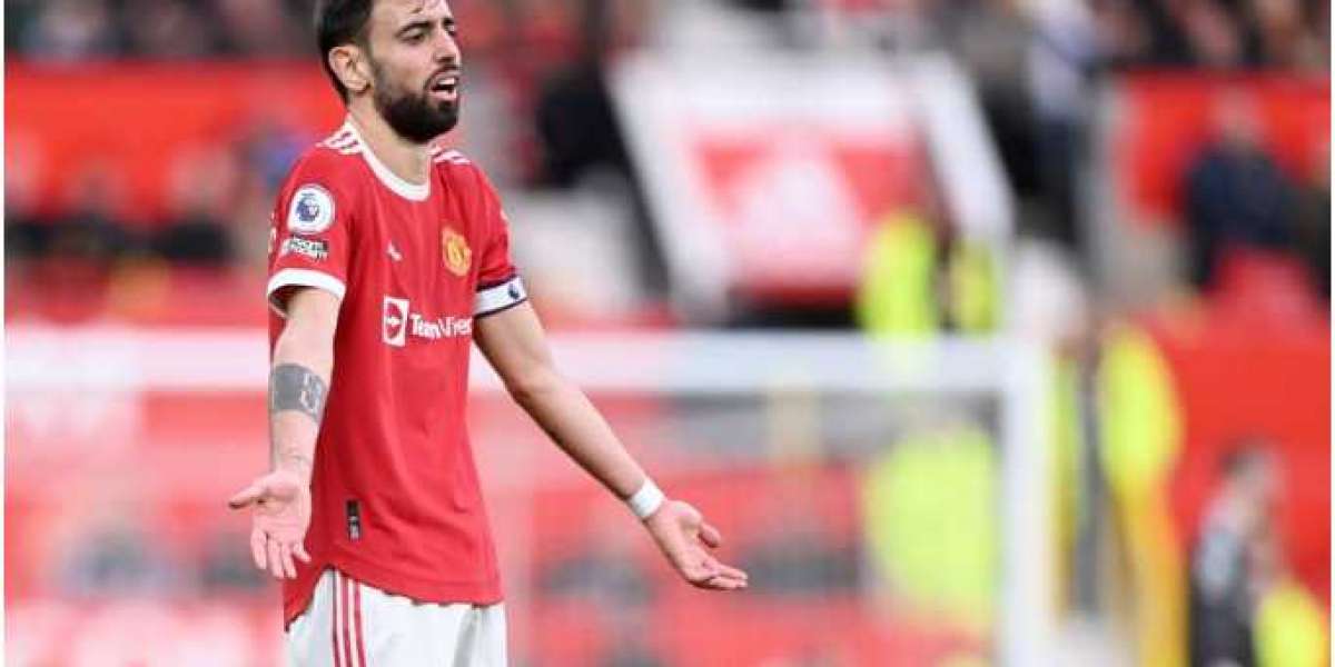 ‘Not now' - Roy Keane analogy for why Man United should delay Bruno Fernandes new deal.