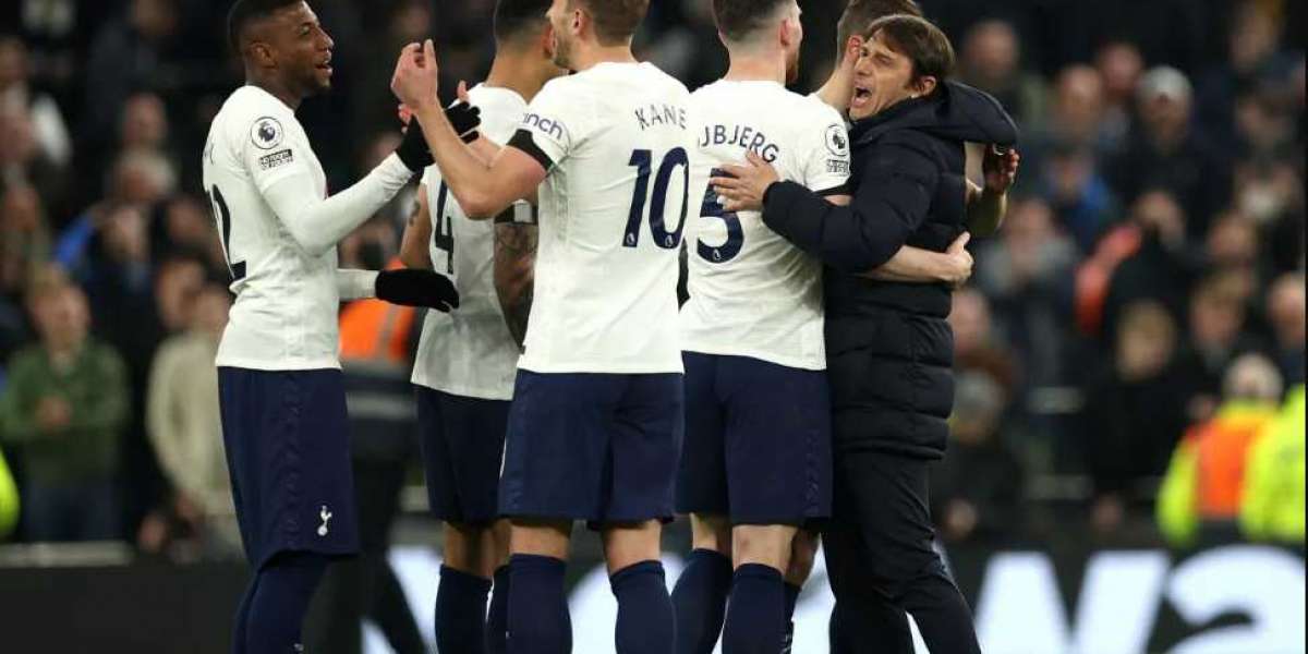 Tottenham worry over Manchester United's manager search.
