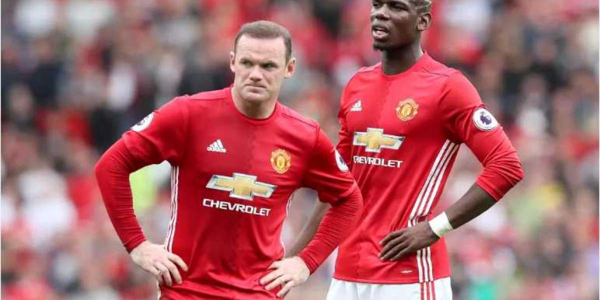 Wayne Rooney tells why a major Manchester United transfer failed.