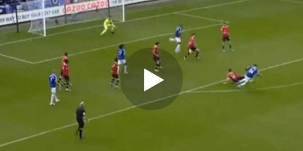 Video: Everton's Anthony Gordon scores following a horrific Harry Maguire deflection