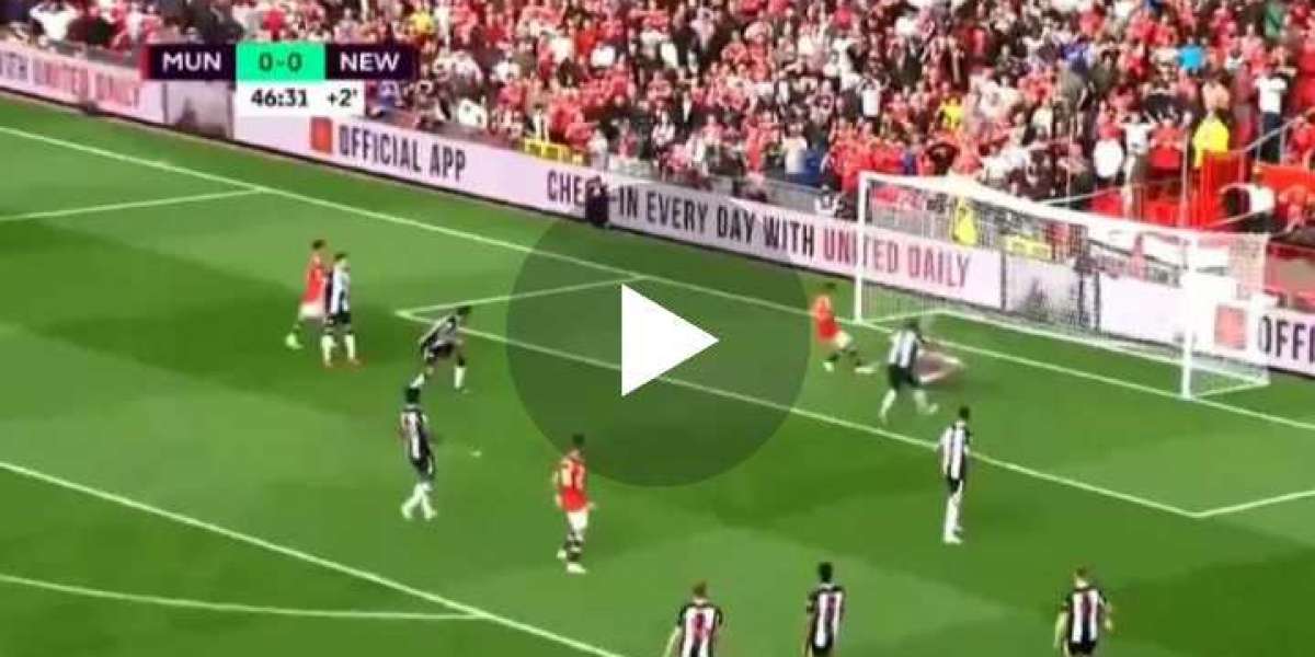 Video) Goalkeeping howler gifts Cristiano Ronaldo his 119th Man United goal as Old Trafford punters get exactly what the
