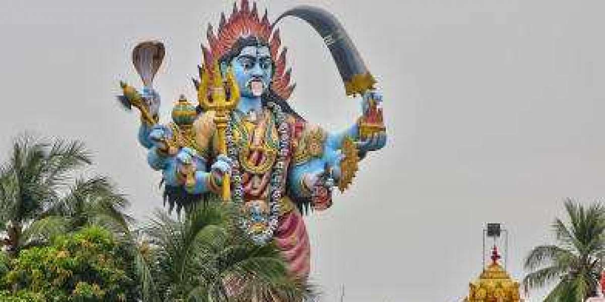 Giant statue of the Hindu Goddess Kail at a Hindu temple in Kadaloor, Tamil Nadu, India.