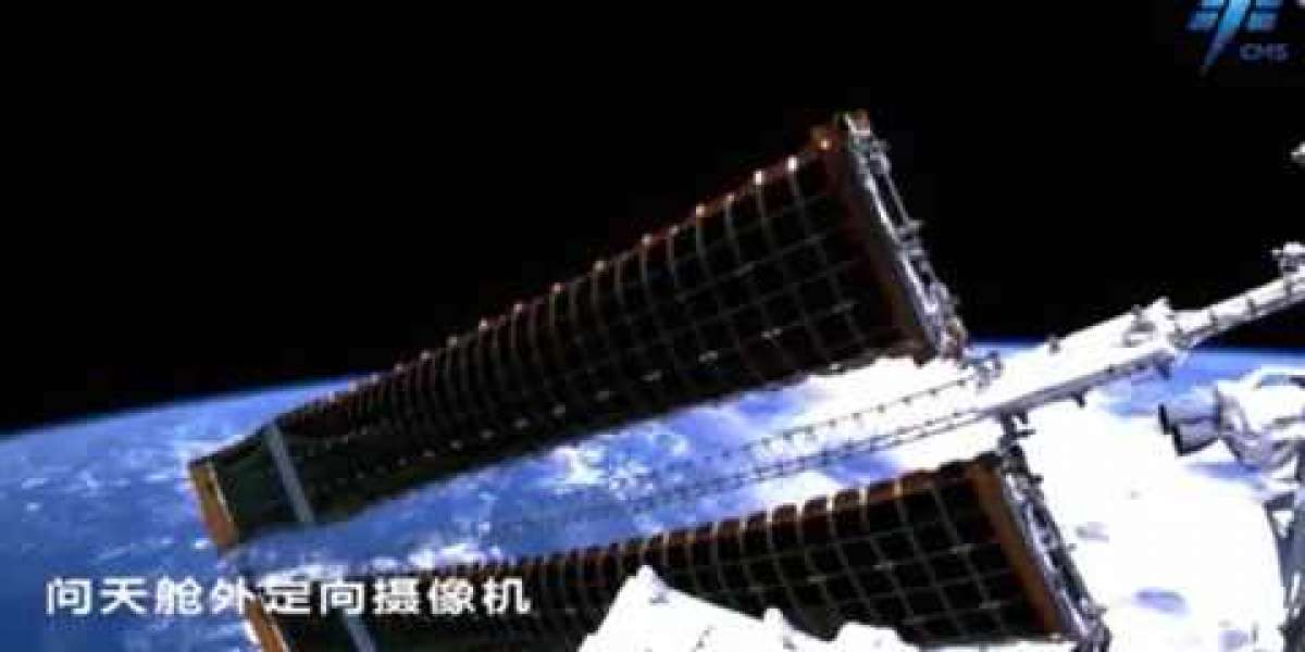View the Chinese space station's massive solar wings as they move above the planet (picture)