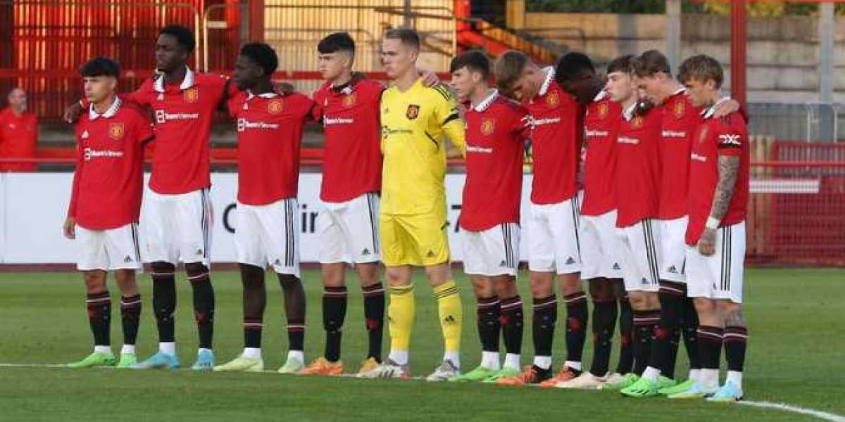 England calls up four Manchester United junior players