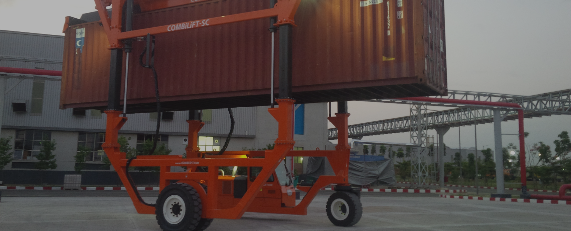 Straddle Carriers | ISO Container Lifting Machine |