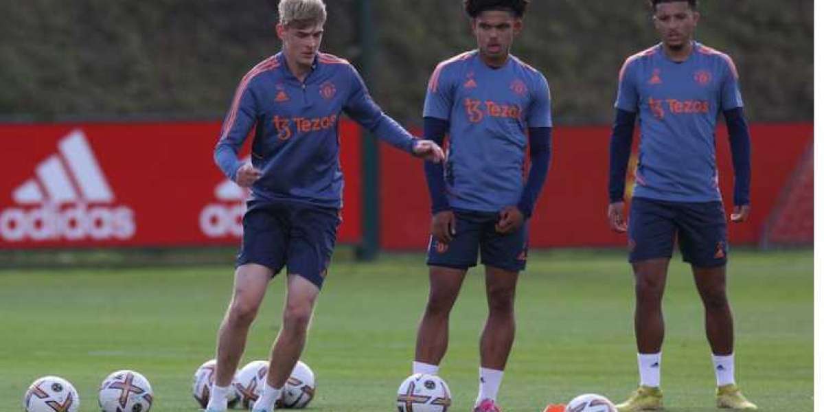 Nine Manchester United youngsters train with first team before derby