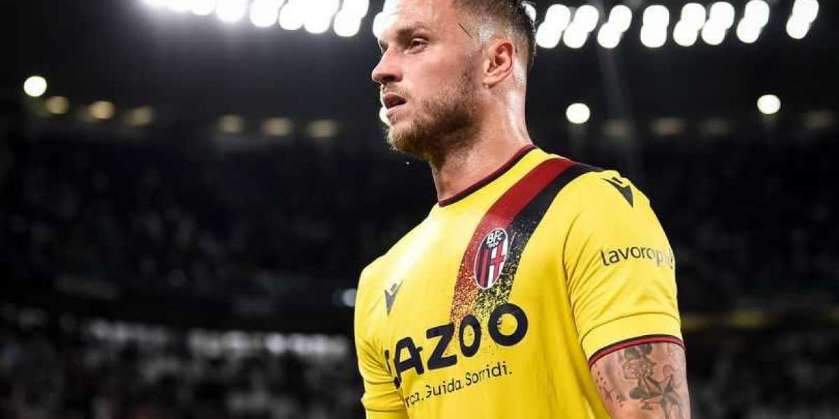 Marko Arnautovic's agent claims player rejected Manchester United trade.