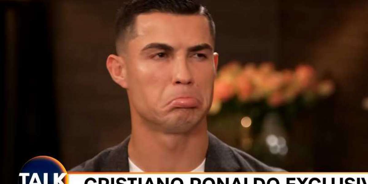 Cristiano Ronaldo admires three Manchester United players