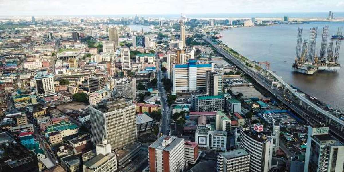 IMF mission: Nigeria's rising inflation and foreign exchange shortages fuel devaluation speculation.