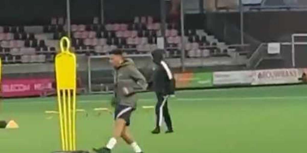 Jadon Sancho trains in the Netherlands during World Cup break