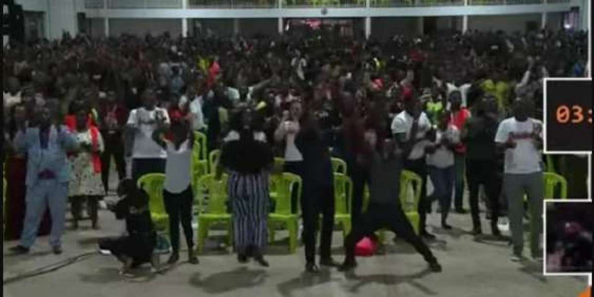 Ugandan church members clap for 3 hours ‘to break GWR’ – VIDEO